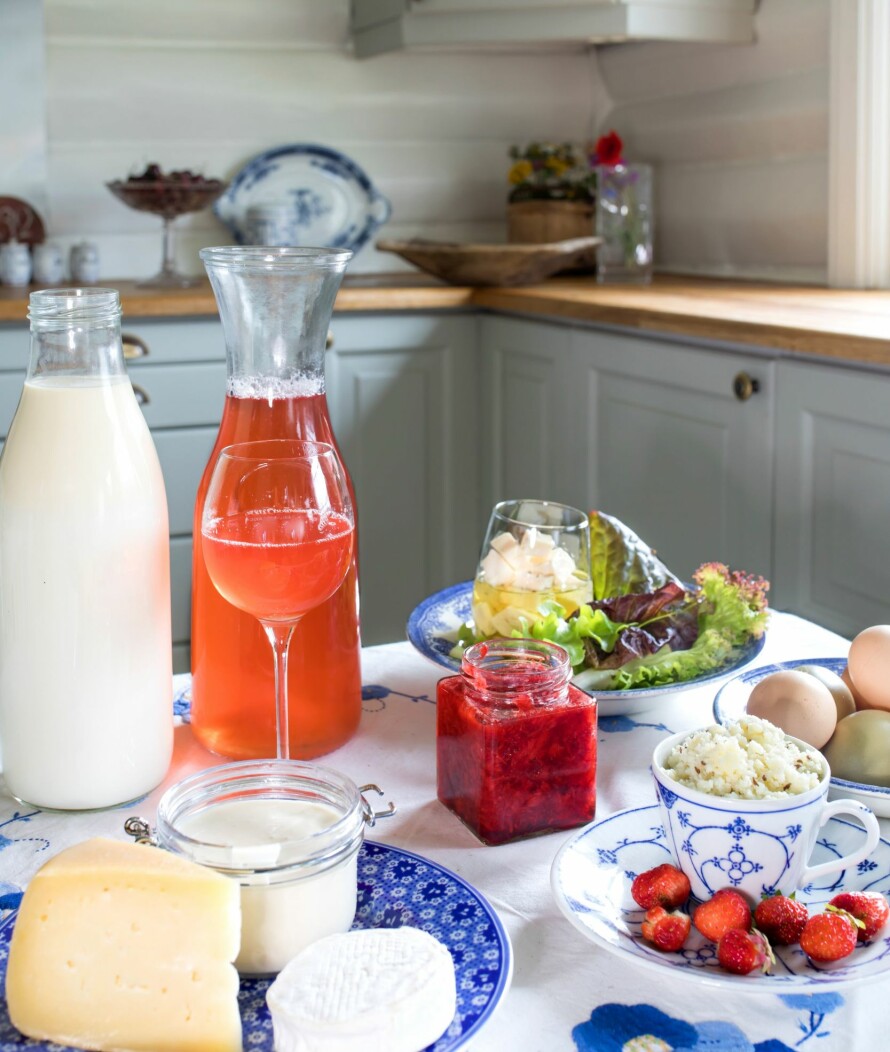 Pultosten i porselenskoppen har Julie vunnet gjeve valører for i NM. Ostene er ystet i eget ysteri. Yoghurten i glasset, safta og syltetøyet er hjemmelaget. Salaten kommer fra urtehagen. Julies oppskrift på yoghurt: Bruk gjerne melk rett fra kua, eller melk fra butikken. Varm melka til 85 grader, hold temperaturen i 30-60 minutter. Kjøl deretter ned til 40 grader og tilsett litt yoghurt naturell fra butikken. Sett stekovnen på 40 grader. Pakk det hele inn og la den stå i seks timer. Kjøl så ned når yoghurten er passe sur. Ikke rør i den før den er helt kald.