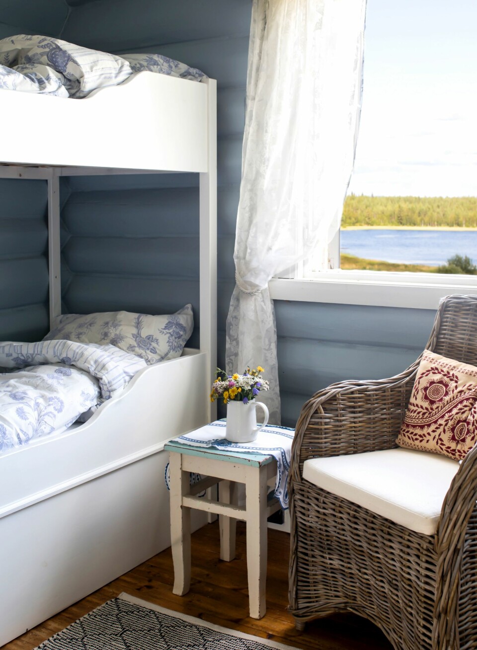 Rom med utsikt, det har Valmsnes gård. Herfra ser man utover Osensjøen.