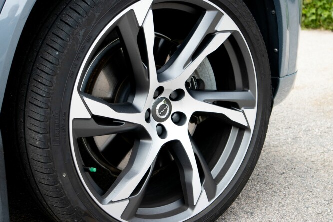 <b>STORT:</b> 22-tommers hjul er ekstrautstyr, og kan bidra til noe høyt støynivå i testbilen. 