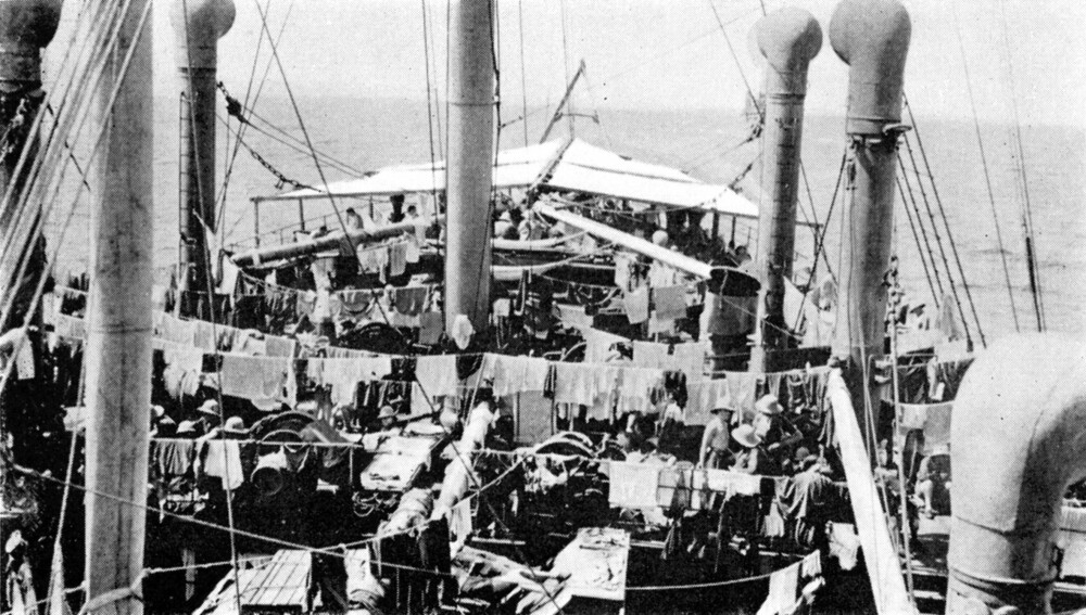 <b>ANNERLEDES CRUISE:</b> Britiske soldater utnytter solen og fordekket på Bergensfjord til klesvask et sted utenfor kysten av Afrika i 1941. Bergensfjord fraktet tropper til Egypt via Rødehavet, men også så langt som til Bombay i India senere. 