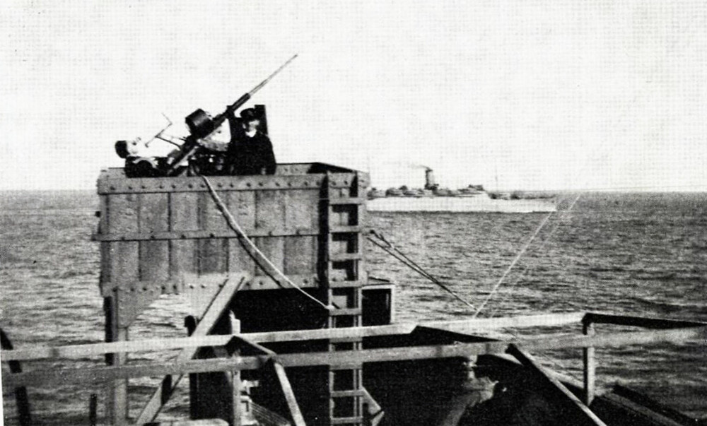 <b>FORSVAR:</b> Bergensfjord var handelsflåtens viktigste og best bevæpnede skip. Her står skyteleder Finn Wessel-Berg foran en av de seks Oerlikon 20 mm maskinkanonene om bord. Fra disse ble det avfyrt 4000 runder i kampene ved Sicilia. 