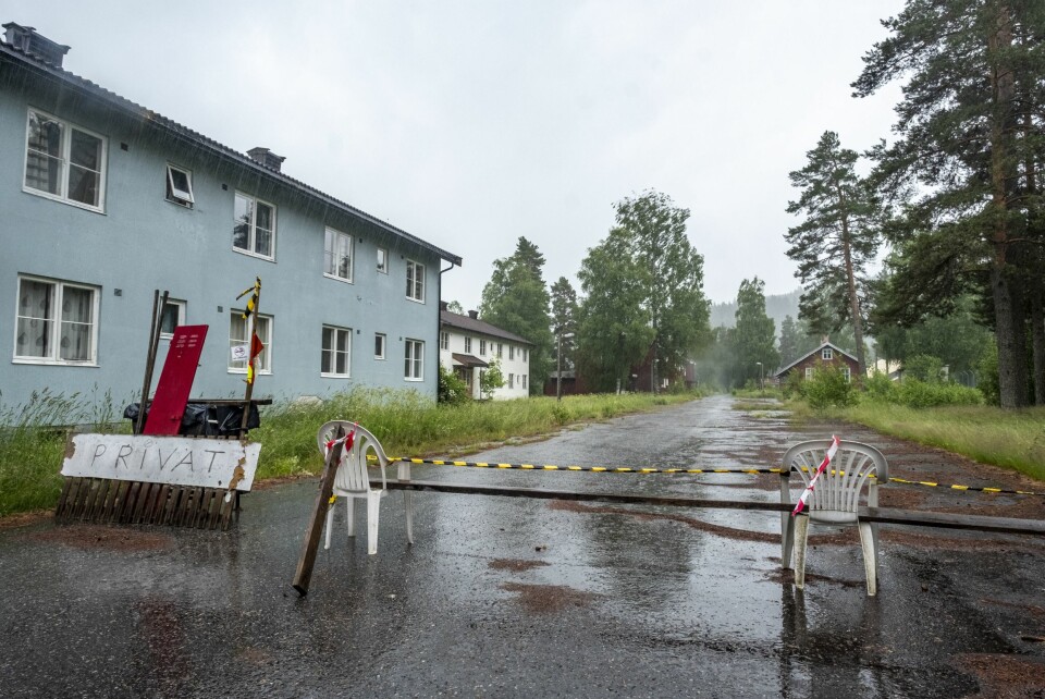 RETT VEI: Ikke akkurat velkommen. Det improviserte skiltet varsler at jeg er på rett vei.