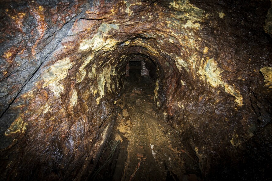 I TROLLENES VERDEN: Folkesagnene forteller at trollet skjuler seg her. Inne i det trange, gjørmete mørket føles det ikke usannsynlig.