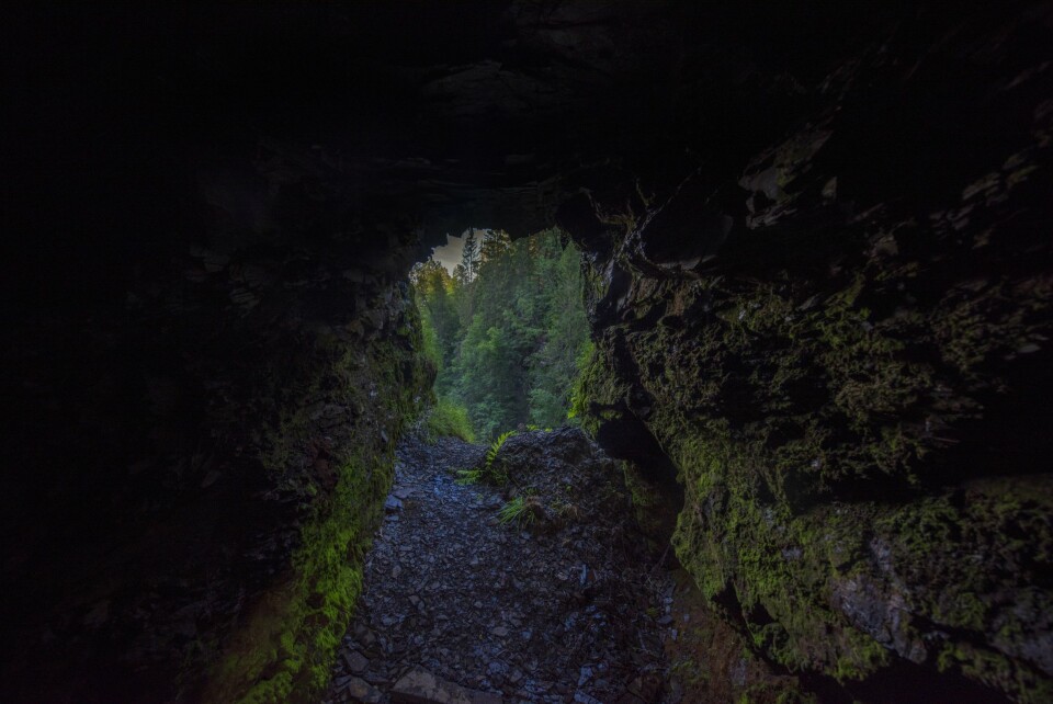 UTGANG 2: Utgangen mot fossen. For enkelhets skyld den andre utgangen.