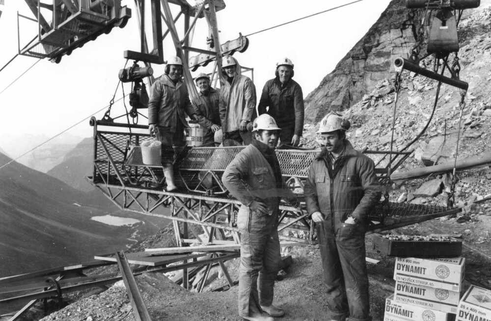 <b>BYGGET FOR TØFFINGER:</b> Vanlige folk tar T-banen til jobb. Tunnelarbeidere under byggingen av kraftverket Tafjord 5 hadde en annerledes reisevei når de skulle til fjells i 1982.