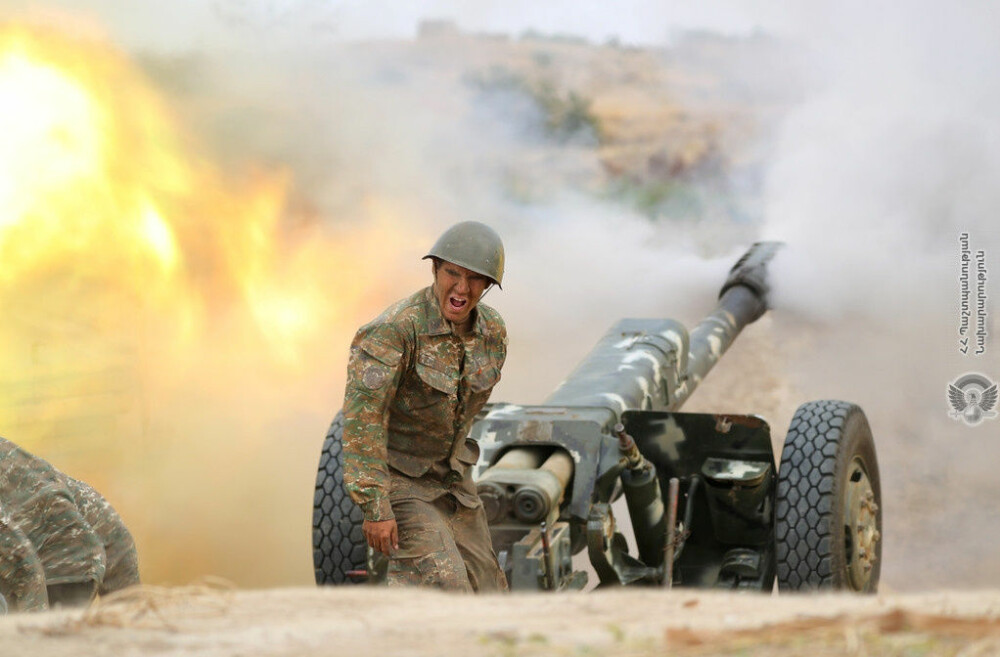 <b>NYE KAMPER:</b> En armensk soldat skyter med artilleri mot styrker fra Aserbajdsjan.