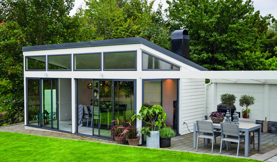 UTEROM: En fritt­stå­en­de ha­ge­stue gir eks­tra rom om som­me­ren. Det­te an­nek­set må­ler 25 m² og kan til­pas­ses slik at rom­met kan bru­kes også på kjø­li­ge­re års­ti­der, fra ca. kr 88 000, willabgarden.no.