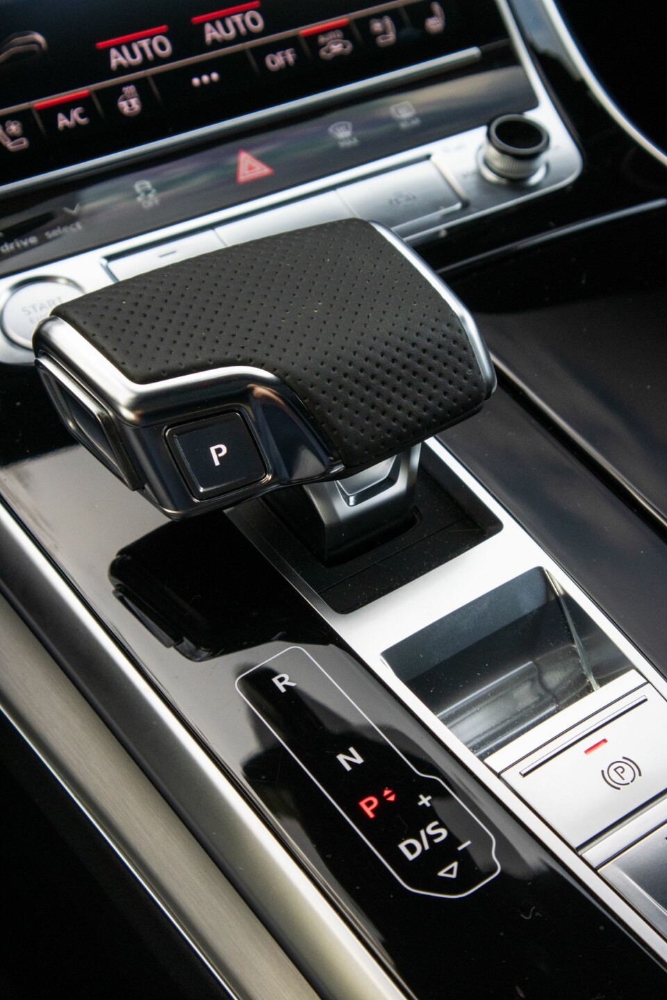 ELEGANT: Smekker utforming av girvelgeren, blank-svarte materialer ser fint ut før fingeravtrykkene melder seg.