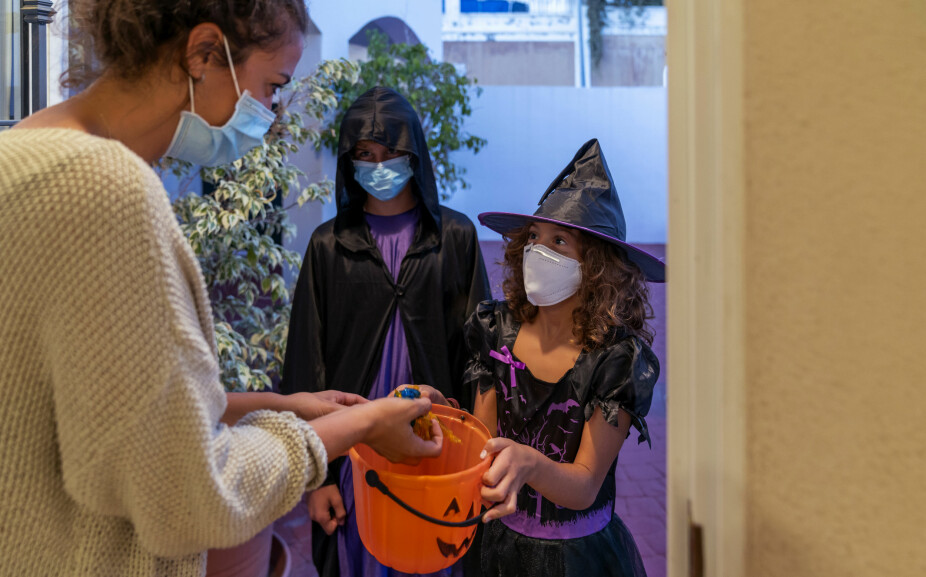 FØLG SMITTEVERNREGLENE: Har du forkjølelsesymtomer skal du ikke åpne når barna banker på. Munnbind kan være en god ide under årets Halloween-feiring.