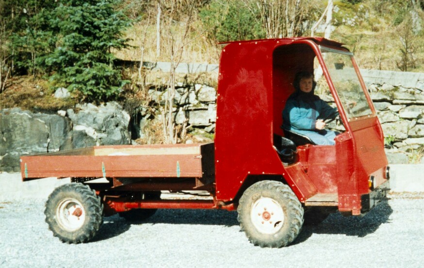 TIDLIG KRØKES: Allerede som barn fikk Raymond lov til å boltre seg med diverse kjøretøy på familiegården.