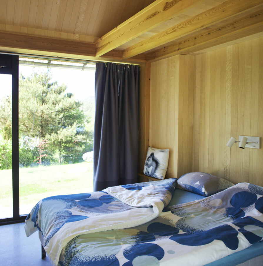 SOVEROM OG HEMS: Det lille, effektive rommet på mini-hemsen har også plass til lagring. Solide og lystette gardiner skal bidra til at gjestene får seg en god natts søvn.