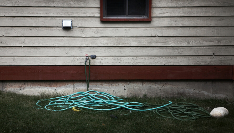 SLITASJE: Å vaske huset gjør at du kan la det gå lenger tid mellom hver gang du maler. Det bidrar også til å hindre sopp- og algevekst.