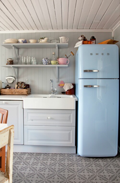 ÅPENT: Åpne hyller passer særs godt i dette kjøkkenet. Den store hvite vasken er flott, det lyseblå kjøleskapet likeså.