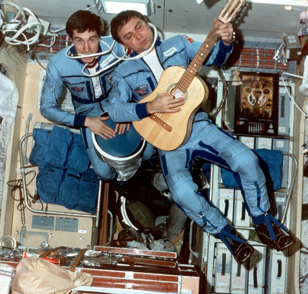 <b>LUFTGITAR:</b> Hva astronauter driver med på fritiden? De kan for eksempel spille i vektløs-band, slik Sergei Krikaljov og Aleksander Volkov her gjør på Mir. 