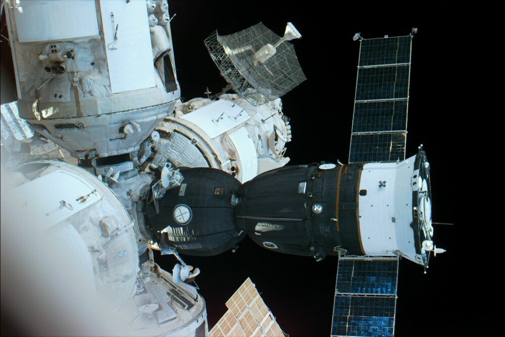 <b>HÅND I HANSKE:</b> Et Sojus-romskip dokket til romstasjonen Mir. 