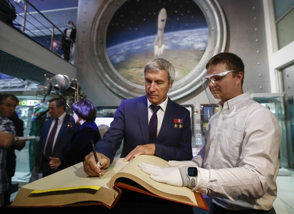 <b>HELT AV RUSSLAND:</b> Sergei Krikaljov har i dag lederstilling i det russiske romfartsorganisasjonen, Roskosmos. Her deltar han på en markering i Moskva i sommer. 