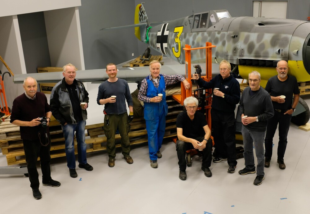 <b>ENTUSIASTER:</b> Disse åtte karene utgjør kjernegruppen i dugnadsgjengen fra Bodø Luft­fartshistoriske Forening som har lagt ned 40 000 dugnadstimer.