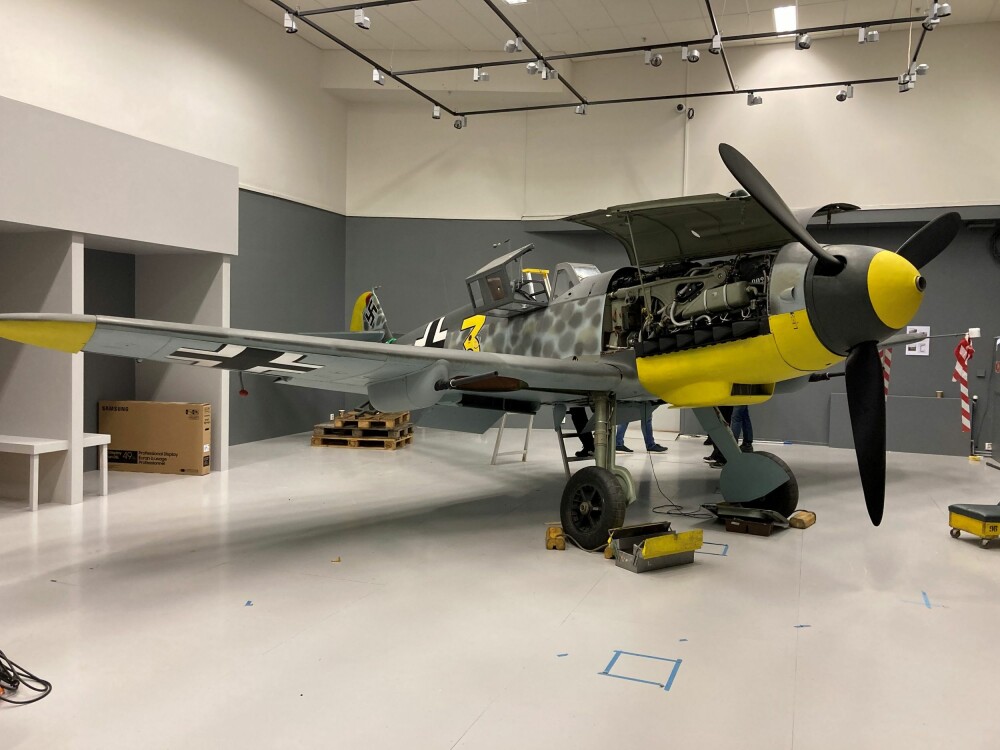 <b>IKONISK FLY:</b> Gul 3 i siste fase av monteringen på Luftfarts­museet. Etter 10 års arbeid er flyet restaurert ned til minste detalj.