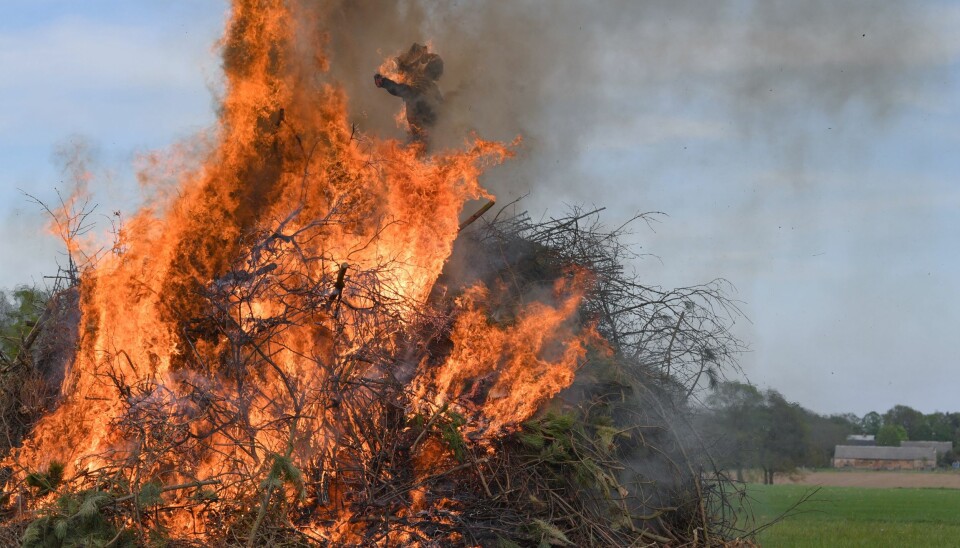 PÅ BÅLET: De heldige heksene ble bundet til en stolpe midt i bålet før flammene ble tent. For de ble gjerne kvalt av oksygenmangel før flammene fikk tak.