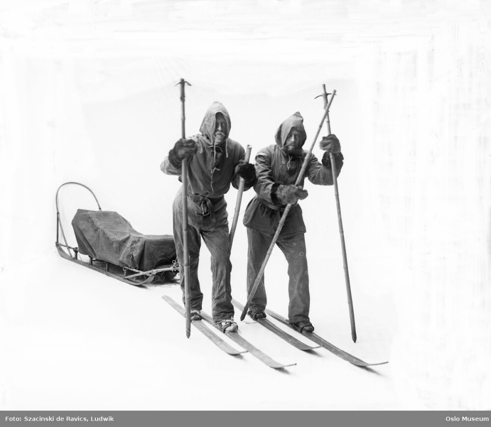 <b>FRØS BEVEGELSEN:</b> Fridtjof Nansen og Otto Sverdrup var norske superstjerner da de kom hjem etter å ha krysset Grønland på ski. I mangel av frost og is, fikk hvite kulisser i fotostudio duge. For Norge skulle få sine helter!