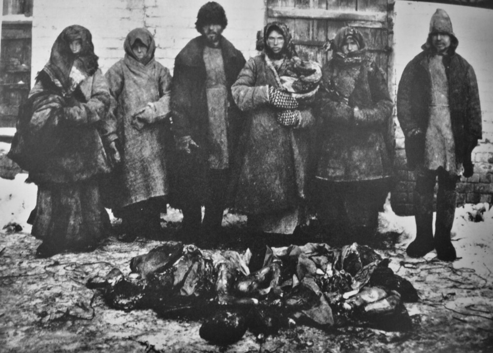 <b>REDSELSBILDER:</b> Mens Nansen sendte hjem bilder av sultne barn, var bilder som dette – angivelig av sovjetiske kannibaler og restene av mennesker de hadde spist – sendt rundt i Vest-Europa.