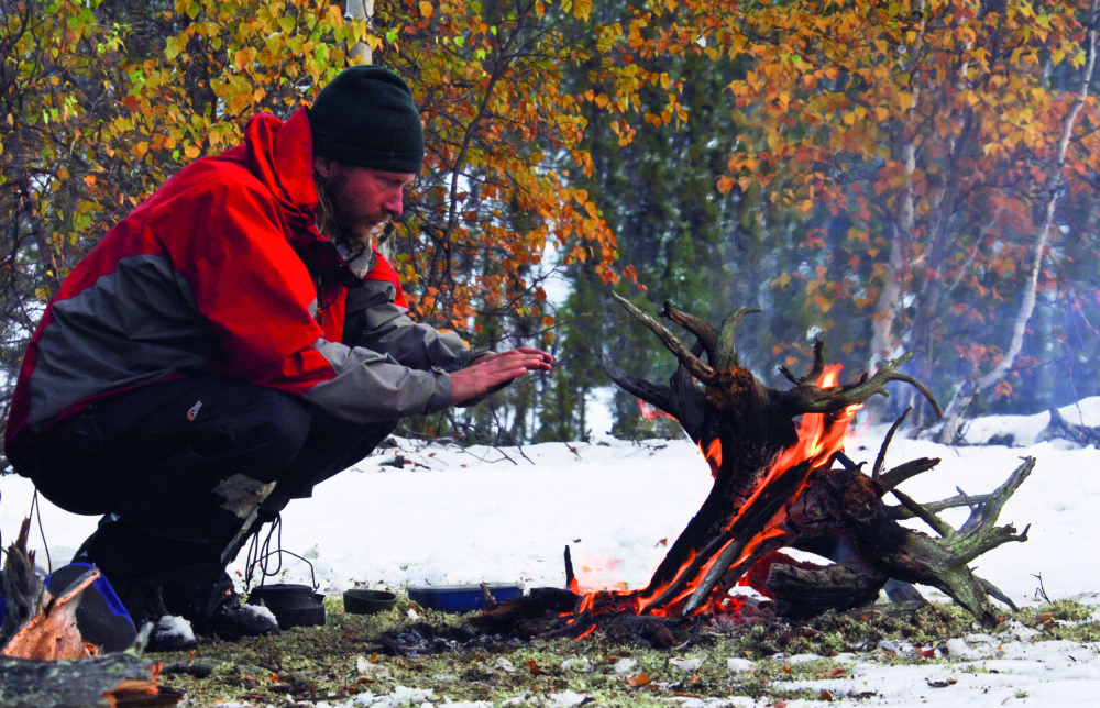 <b>VARME:</b> Bålet gir velkommen varme etter et surt døgn i Canadas skoger.