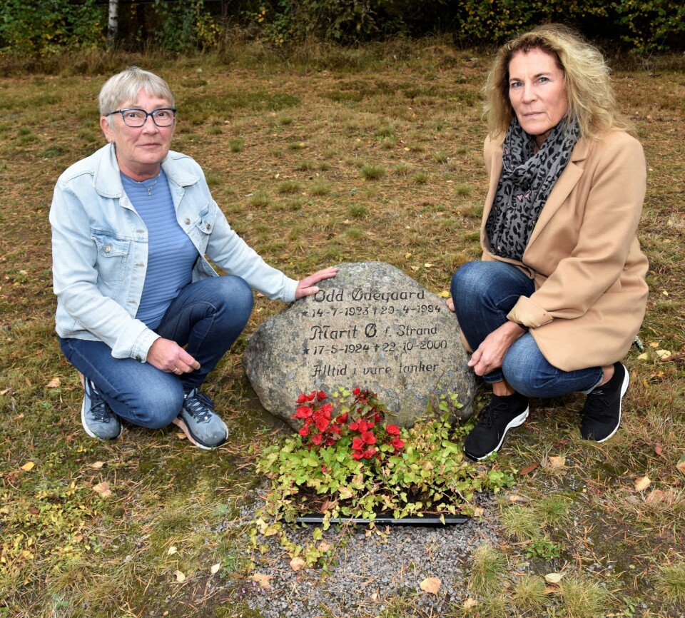 PÅ GRAVEN: Ved Hemnes kirke. – Mamma var i kjempeform da hun ble revet bort, sier Anna Ragnhild Ødegaard Midtskogen (t.v.) og Bente Ødegaard Fjeld.