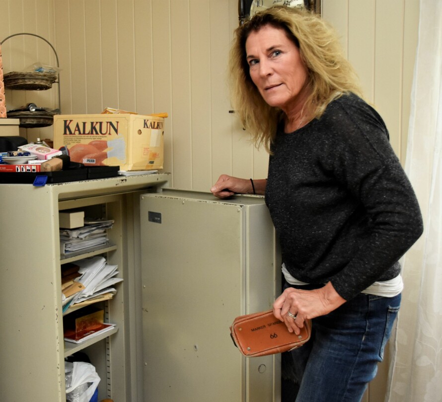 RAKK ALDRI: Denne safen sto i boligen til Marit Ødegaard. – Mamma rakk dessverre aldri å legge inn omsetningen her, sier Bente Ødegaard Fjeld.