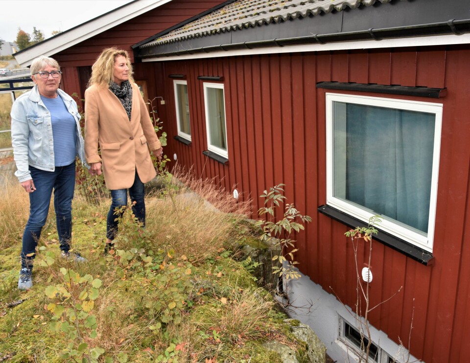 BRØT SEG INN: Gjennom dette vinduet brøt drapsmannen seg inn, og så ventet han inne i huset til mamma kom hjem, forteller søstrene.