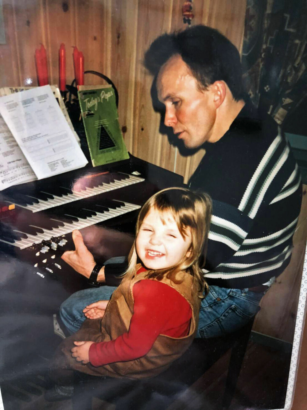 <b>HVORFOR ER DU IKKE GLAD, PAPPA?:</b> Vilde tre år gammel sammen med pappa Odd Werner. Han elsker å spille orgel og trene. Hun forstår ikke hvorfor han ikke gleder seg til jul slik som alle andre.