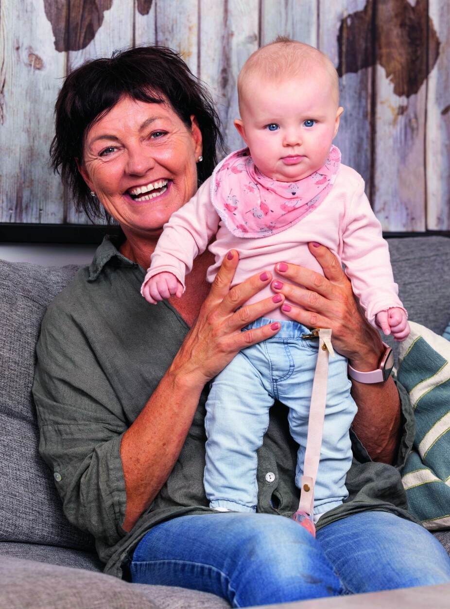 GULLJENTA: Trine Haltvik har hevet mange edle pokaler gjennom sin lange idrettskarriere. Men det gjeveste gullet er barnebarnet Leah.