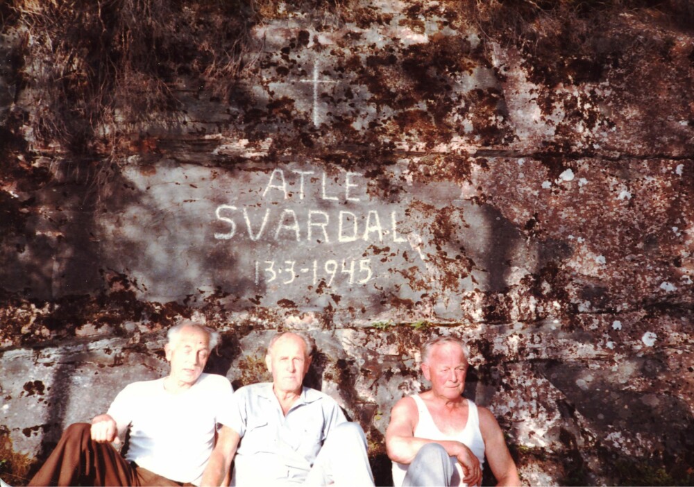 <b>BRØDRE:</b> Atle Svardals brødre Ragnar (til venstre) og Per flankerer Bjarne Thorsen under et besøk på Roska. Thorsen var medlem av etterretningsgruppen Theta, og ga senere ut boken «Usynlige soldater» sammen med Bjørn Rørholt.
