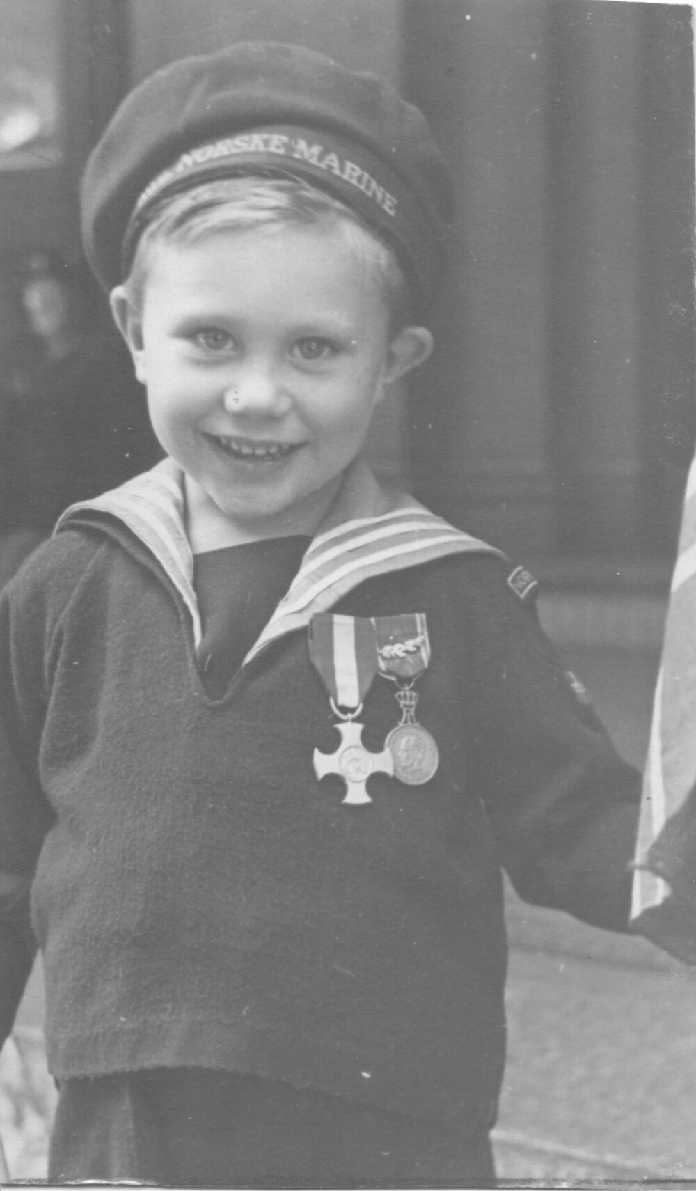 <b>MISTET FAREN:</b> Atle Patrick Svardal fotografert i 1945, med farens lue og medaljer.