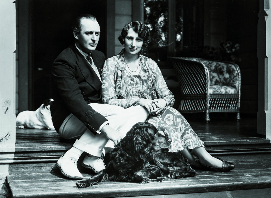 <b>LYKKELIG GIFT:</b> Kronprins Olav og kronprinsesse Märtha giftet seg 21. mars, 1929. Fra den dagen er det de to som gjelder. Snart kommer det tre barn i familien og lykken er perfekt. For en liten stund.