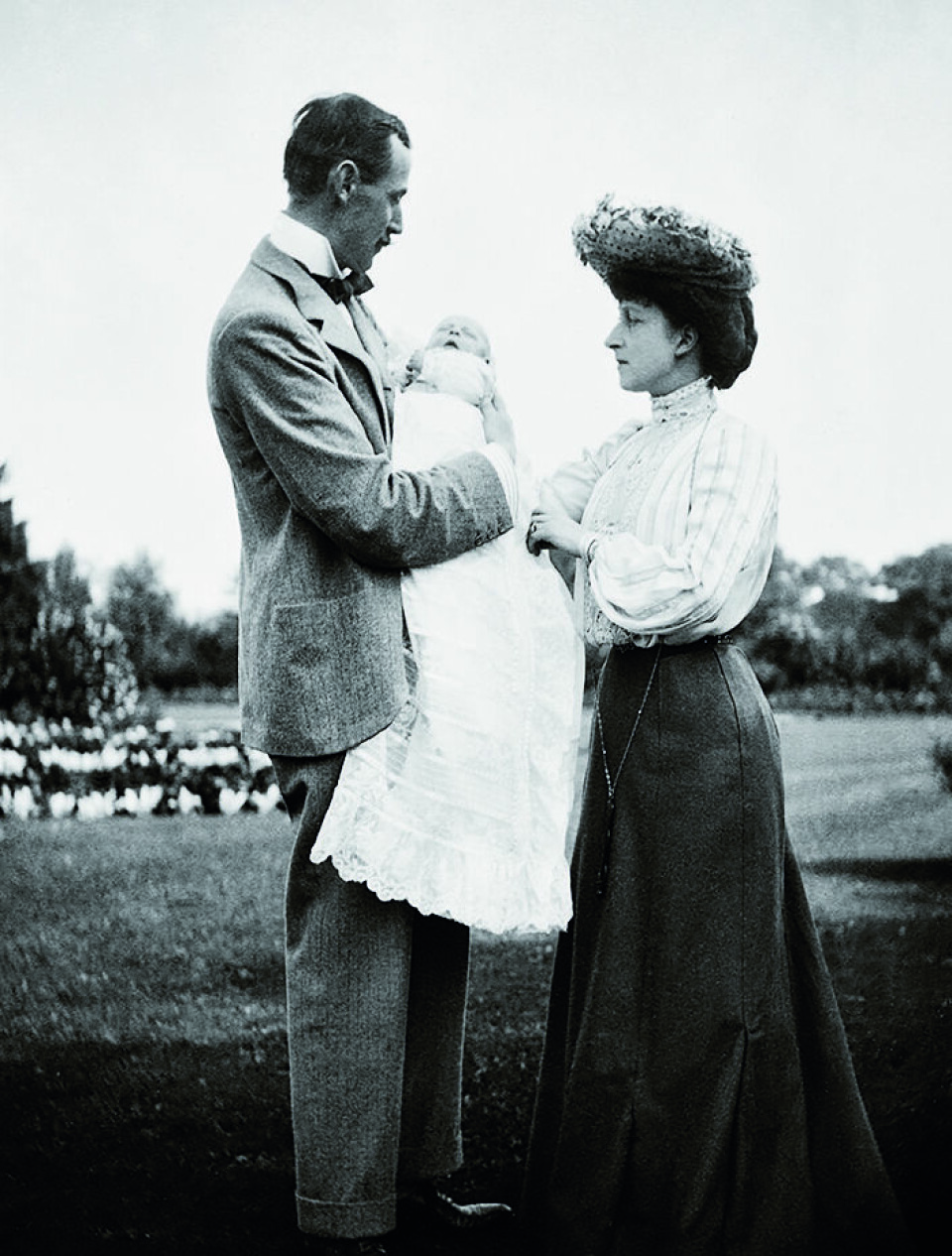 MOR OG FARS LILLE GUTT: Maud var svært forelsket i sin kjekke danske fetter, prins Carl. Da hun endelig ble gravid og fikk en liten sønn, var lykken perfekt.