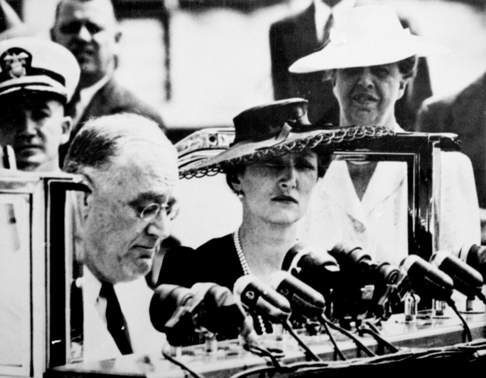 <b>MÄRTHAS INN­FLY­TEL­SE:</b> 16. sep­tem­ber 1942 holdt pre­si­dent Roosevelt sin be­røm­te «Look to Norway»-tale, med kron­prin­ses­se Mär­tha ved sin side. I ta­len hyl­let han Norges tap­re mot­stands­kamp mot tys­ker­ne. Bak til høyre ser vi presidentfrue Eleanor.