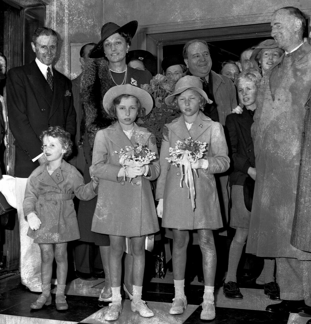 <b>RED­DET:</b> Kron­prin­ses­se Mär­tha og bar­na ved an­koms­ten til New York. Hun var let­tet over å være i sik­ker­het, men de psy­kis­ke påkjennin­ge­ne tok på. For­an fra venst­re ser vi prins Har­ald, prin­ses­se Ast­rid og prin­ses­se Ragn­hild, som den gang var hhv. tre, åtte og 10 år gam­le.
