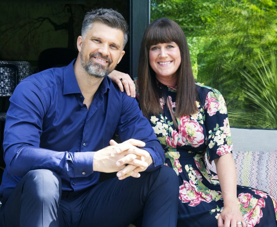 NY UTEPLASS: Kristian Kjelling og Siri Løining er svært fornøyde med å ha fått en deilig uteplass som kan nytes fra tidlig vår til sen høst.