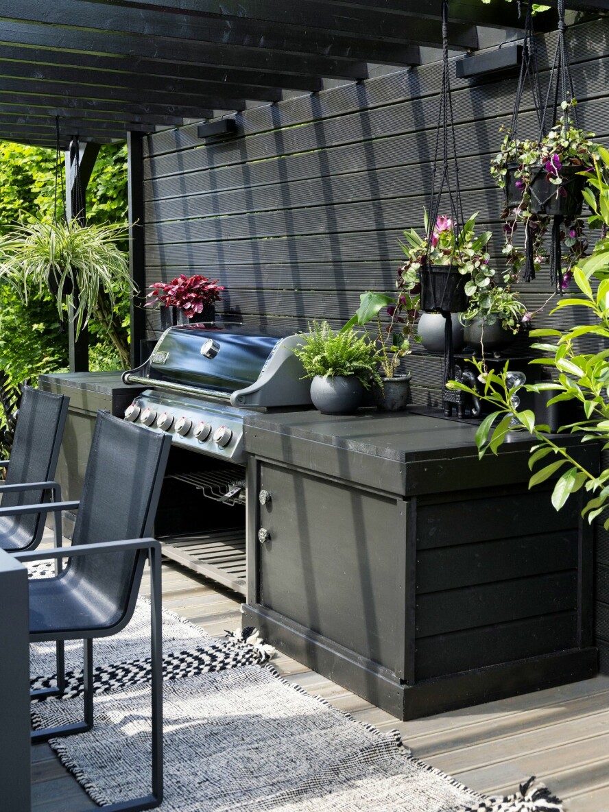 ØNSKE FRA KRISTIAN: Weber-grillen var det Kristian ønsket seg aller mest da uteplassen skulle til pers. Her lages alt fra gambas i hvitløk til vafler, for selvsagt er den utstyrt med eget vaffeljern.– Han pusser og vasker grillen som om den skulle vært et kunstverk!, sier Siri. Teppet på gulvet er et designsamarbeid mellom stylist Tone Kroken og Camilla som driver Milla Boutique.