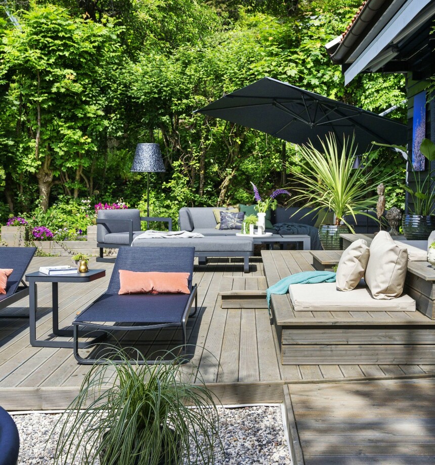 HOTELLFØLELSE: Inspirert av hotellet Can Bordoy i Palma er uteplassen inndelt i soner og oser av skikkelig sydenstemning. Selv om hagen ligger på Billingstad utenfor Oslo, er den usjenert og frodig og oppleves privat. Solsengene og det lille bordet er fra Fine Design. Terrassepalmene er fra Mester Grønn.