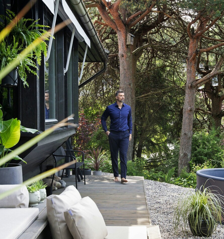 SPASONE: Her er det lagt sjøsingel som er deilig å gå barbent på. Til høyre skimtes boblebadet. Markisen over trappen kan trekkes langt ut og gi behagelig ly. Sammen med varmelamper sørger den også for at uterommet kan brukes store deler av året.