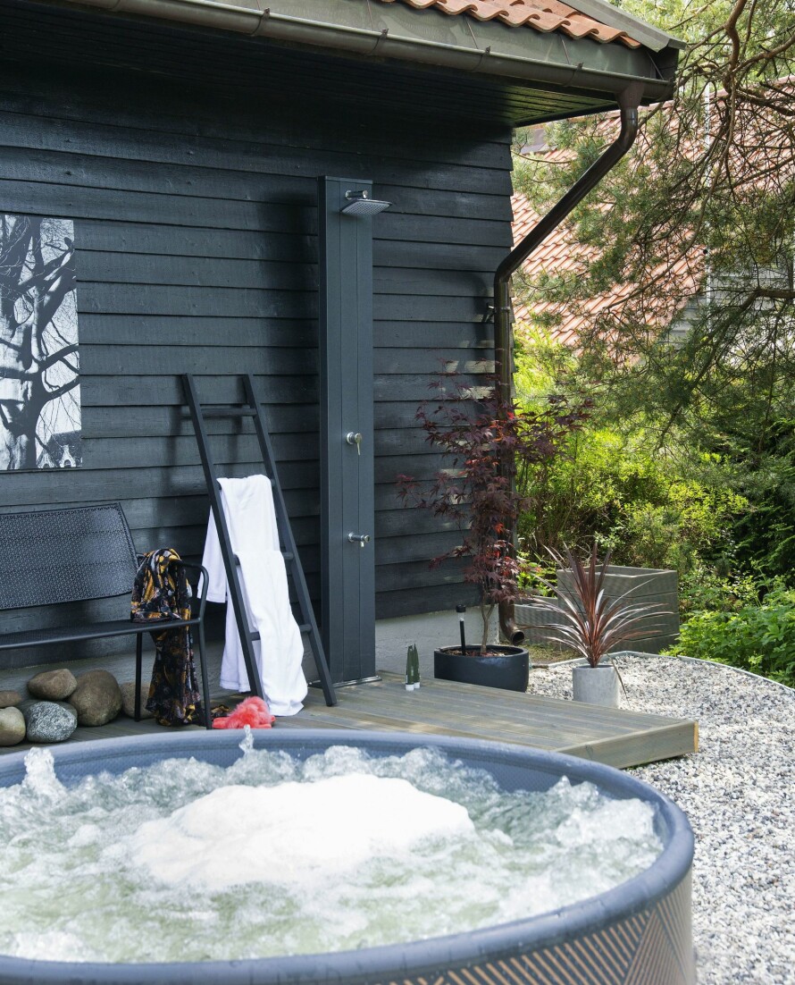 SPASONE UTENDØRS: Boblebadet er oppblåsbart og enkelt å flytte rundt og har gitt både store og små mye glede. Det er lett å regulere temperaturen, og enkelt å bruke også for barna. – Den beste investeringen vi har gjort, sier Siri. Utedusjen har 40 liters tank og gir mulighet for oppvarming av vannet, som fylles enkelt med hage-slangen. Dusjen er med vilje plassert i skyggen, for her er tanken at man skal kunne kjøle seg ned på varme dager. Boblebadet Mono og dusjen Dada S er fra M Spa.