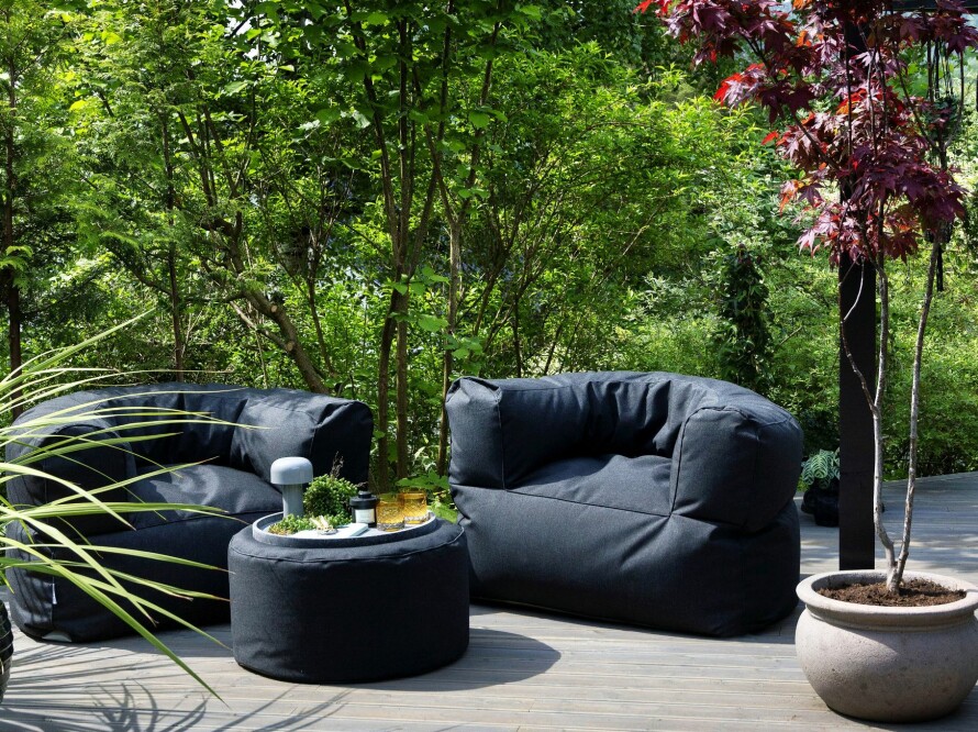 STOLER: De røffe loungestolene er fra Trimm Copenhagen. Treet er kjøpt via blomsterdekoratør Kirsten Westergaard, og står i en krukke fra Lune Hjem.