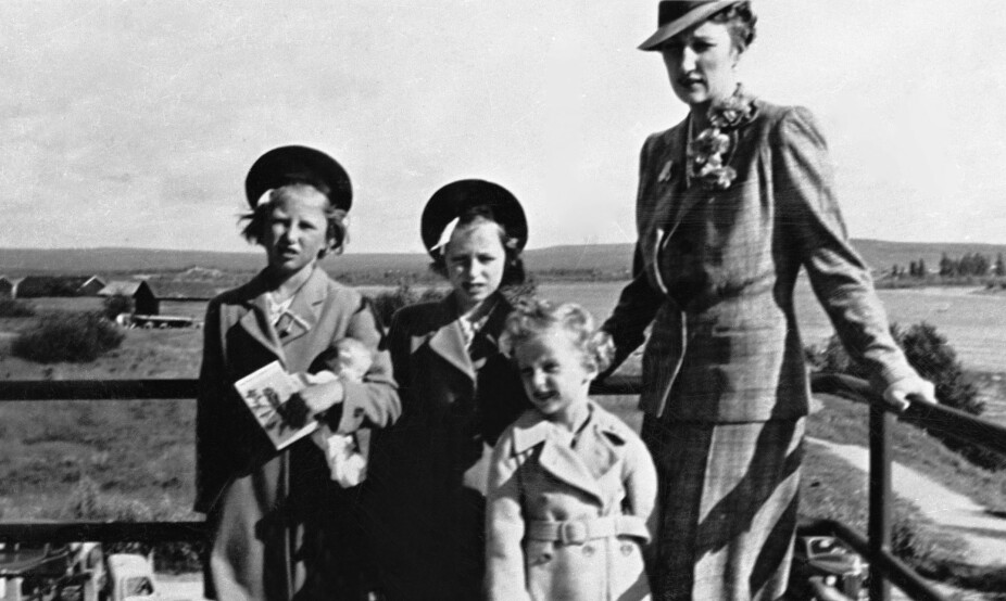 <b>UVISS FREMTID:</b> Kronprinsesse Märtha og barna prins Harald (t.v.) og prinsessene Ragnhild og Astrid i Rovaniemi i Finland, like før avreisen til USA.