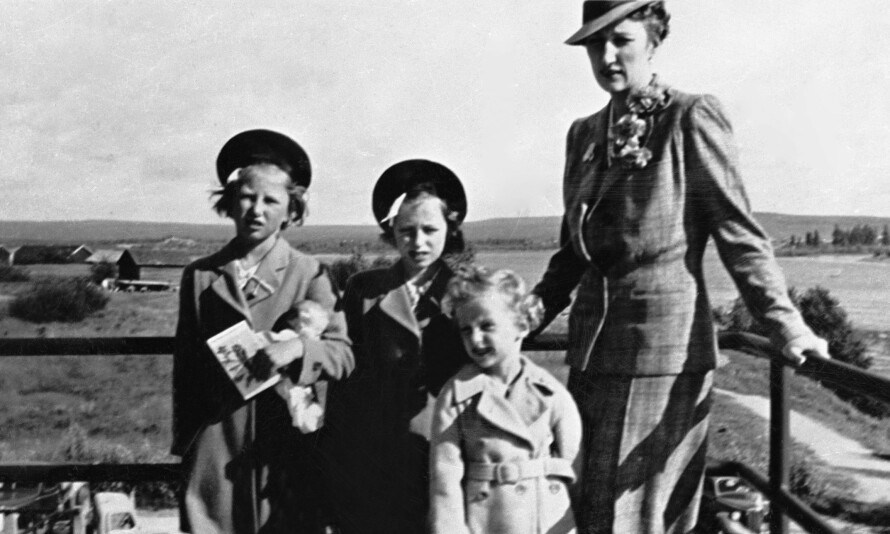 UVISS FREMTID: Kronprinsesse Märtha og barna prins Harald (t.v.) og prinsessene Ragnhild og Astrid i Rovaniemi i Finland, like før avreisen til USA.