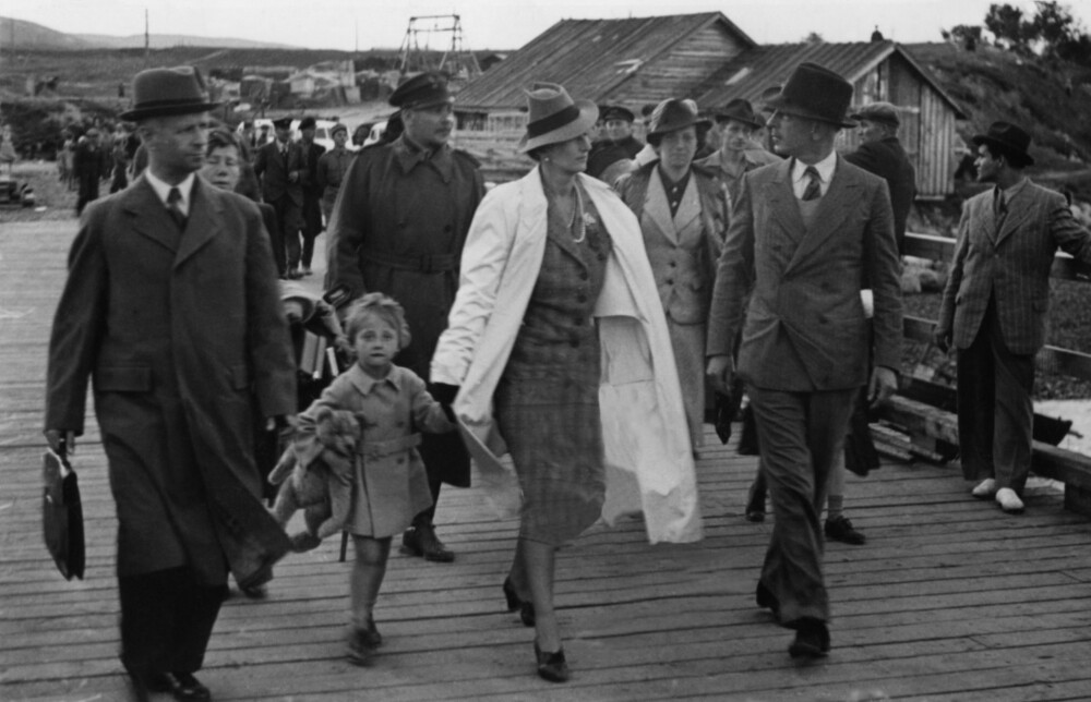 <b>TRYGG HOS MAMMA:</b> Kronprinsesse Märtha var elegant kledd og iført høye hæler da hun hånd i hånd med prins Harald var på vei til «American Legion», skipet som skulle frakte dem fra Petsjenga i Finland til sikkerhet i USA.