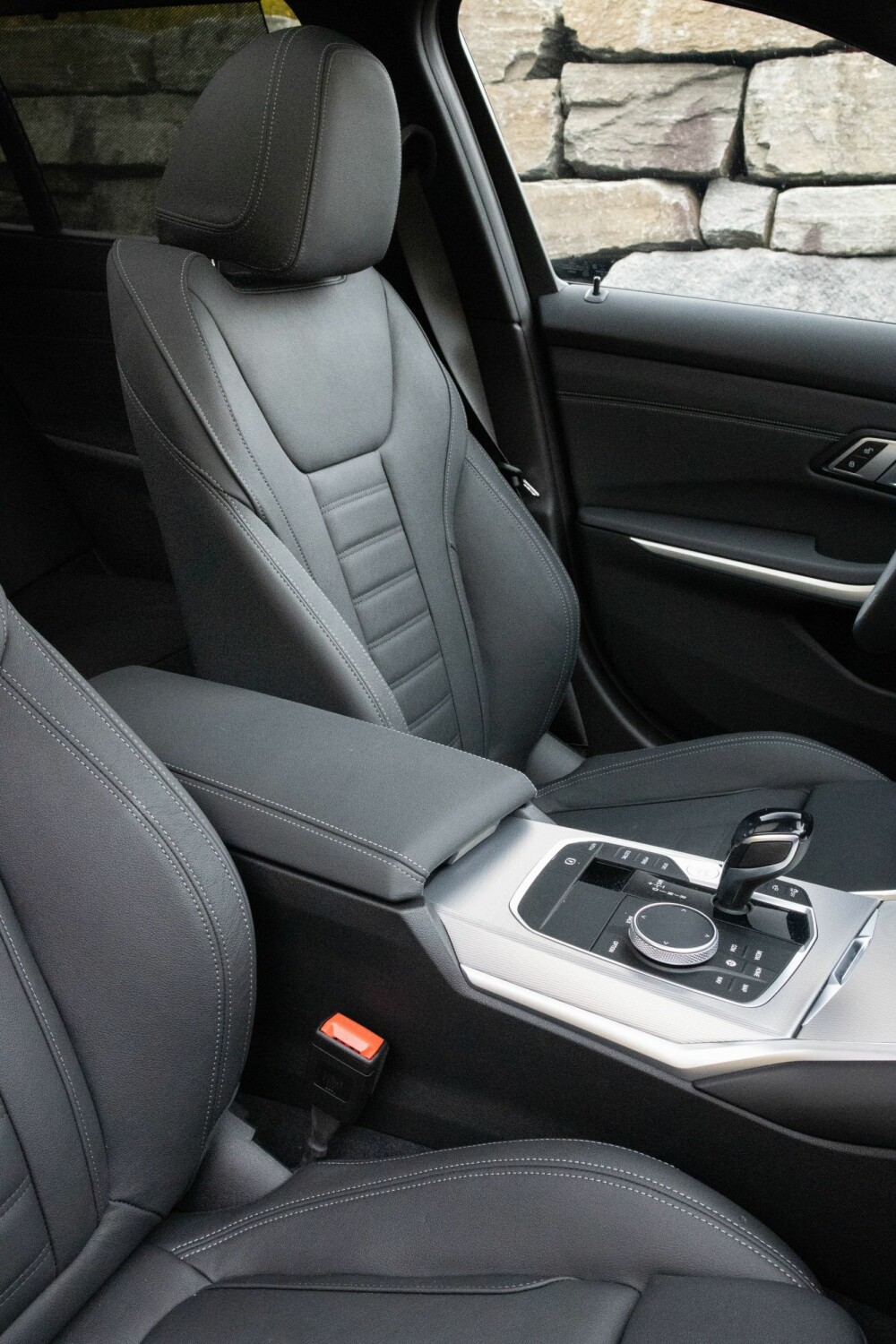 <b>I BOBLEN:</b> Du blir på BMW-vis kapslet godt inn på førerplass, både av sete og høyt midtkonsoll. 