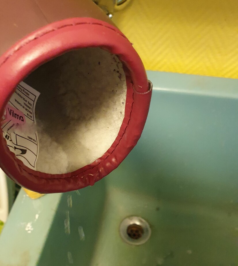 TØMMES FOR VANN: Å bade i bekken er gøy for barna. Ikke fullt så gøy for oss rasjonelle og kjedelige voksne. Barnesko lukter for øvrig ikke blomster de heller.