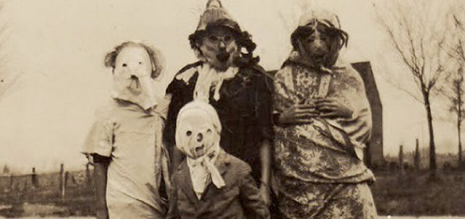 <b>ALT VAR IKKE BEDRE FØR</b>: Halloweenkostymene fra vår tid blir søte sammenlignet med hva som kunne dukke opp på døren din for knask eller knep før i tiden.