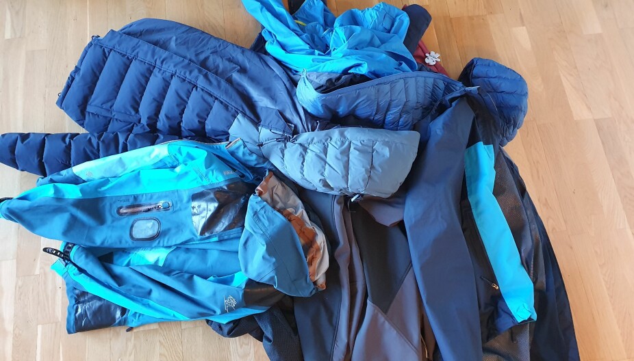 NOK JAKKER TIL Å KLE OPP EN LANDSBY? Samle sammen alle jakkene du eier i en haug, er et av rådene til ryddeekspertene.